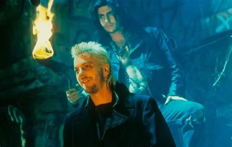 The Lost Boys! Uma viagem adolescente selvagem com vampiros sedutores e um estilo contagiante!